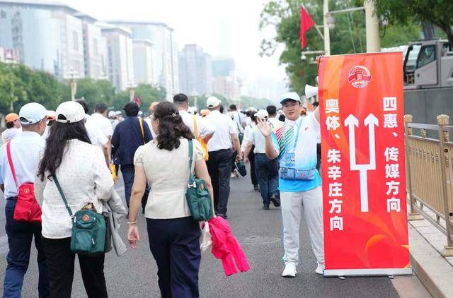 4万余名观礼人员50分钟内快速疏散<strong></p>
<p>原油</strong>，参加招待会的嘉宾半小时内完成转场