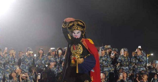兰州大学军训期间大一女生表演川剧吐火<strong></p>
<p>原油期货价格走势</strong>，校方：学生来自东北，因个人爱好自学