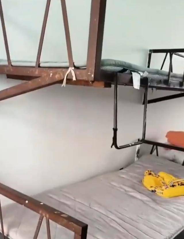 湖南一学生宿舍床铺仅用三角铁和螺丝固定<strong></p>
<p>原油期货价格走势</strong>，学校回应