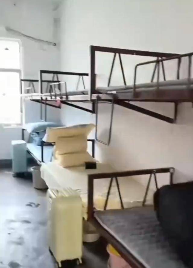 湖南一学生宿舍床铺仅用三角铁和螺丝固定<strong></p>
<p>原油期货价格走势</strong>，学校回应