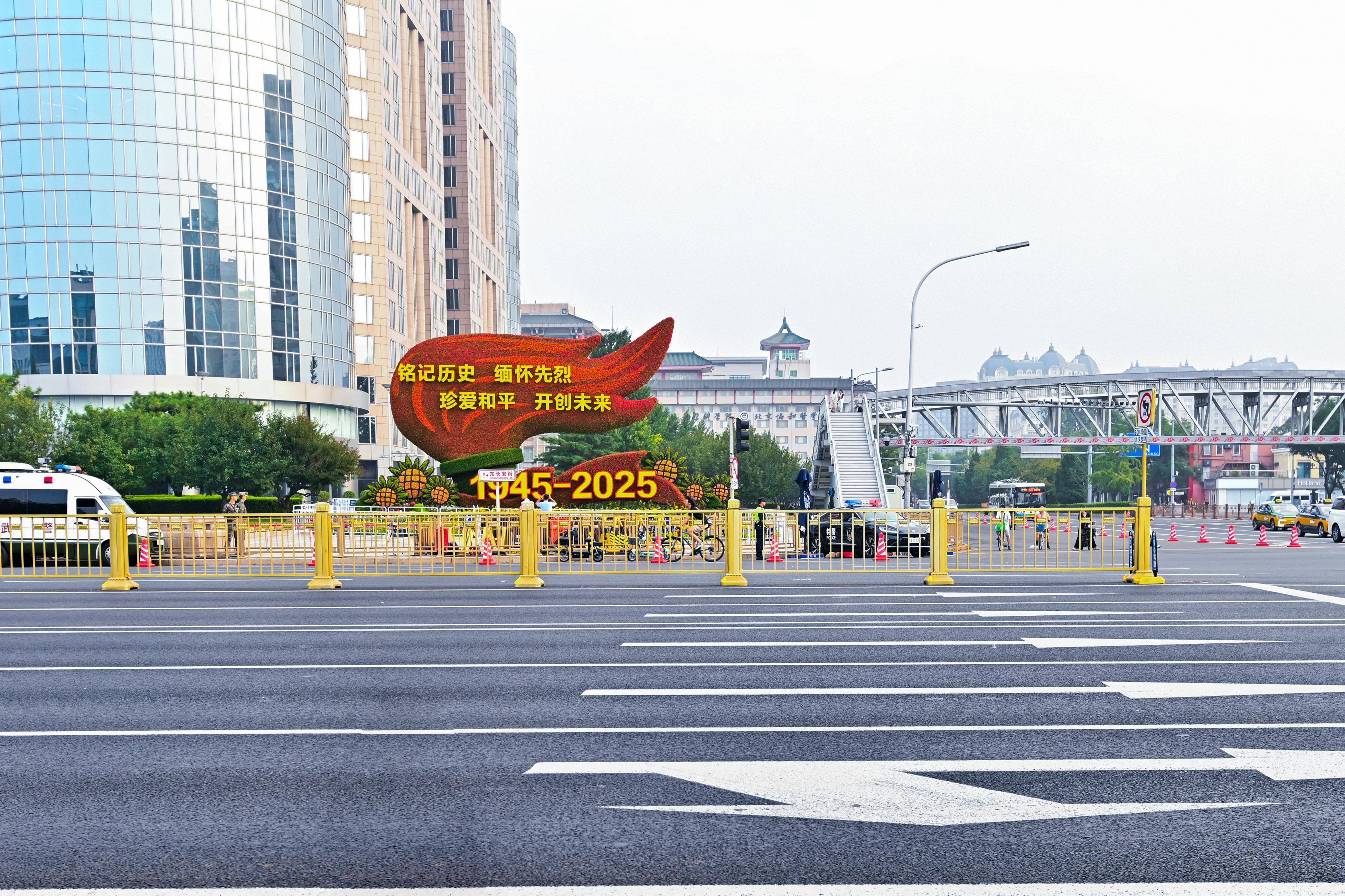 “中国速度”提前“受阅”<strong></p>
<p>原油管输</strong>！长安街路面35小时焕然一新