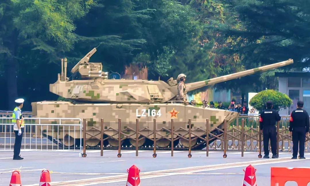 上打无人机<strong></p>
<p>原油管输</strong>，下打坦克！混动电驱！360度全景！100坦克有多厉害？