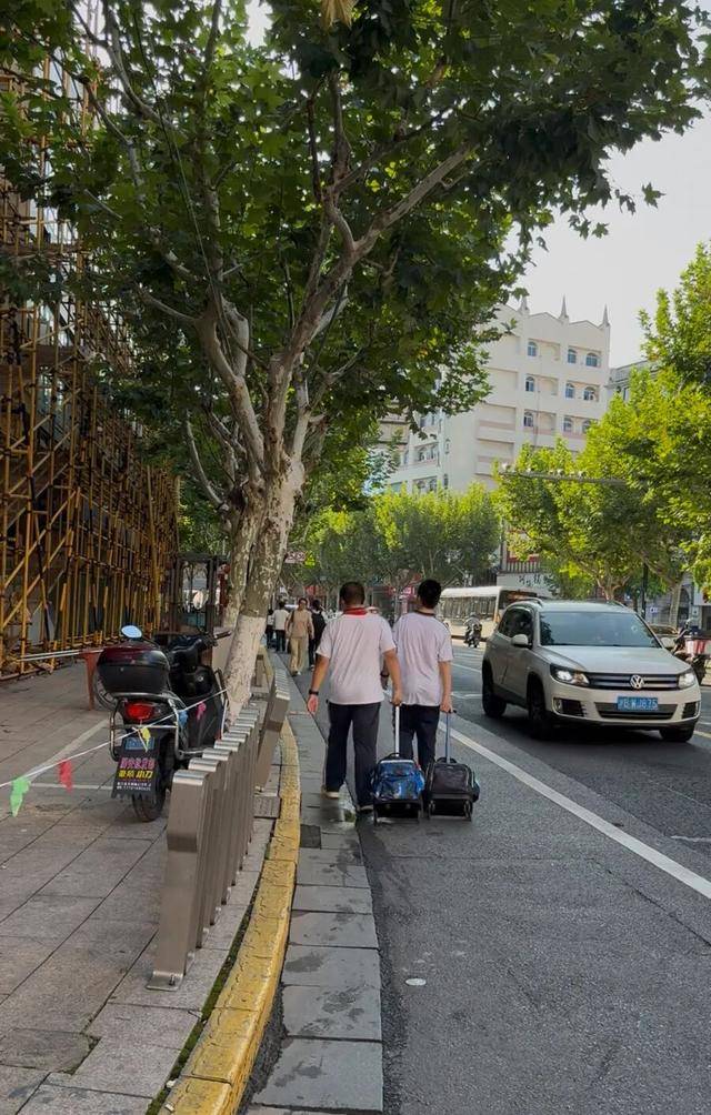 事发上海校门口！学生上学像闯关：夹缝中慢慢腾挪<strong></p>
<p>原油的外汇</strong>，与非机动车迎面对冲…家长担忧：何时是头