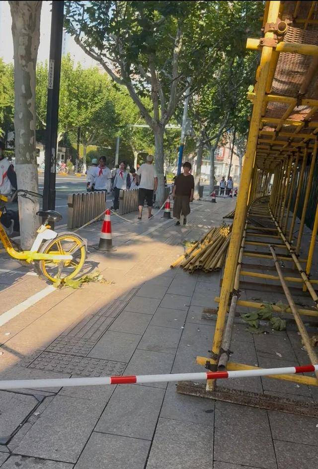 事发上海校门口！学生上学像闯关：夹缝中慢慢腾挪<strong></p>
<p>原油的外汇</strong>，与非机动车迎面对冲…家长担忧：何时是头