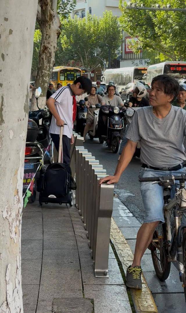 事发上海校门口！学生上学像闯关：夹缝中慢慢腾挪<strong></p>
<p>原油的外汇</strong>，与非机动车迎面对冲…家长担忧：何时是头