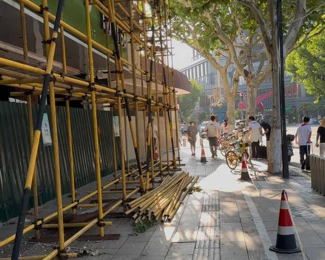 事发上海校门口！学生上学像闯关：夹缝中慢慢腾挪<strong></p>
<p>原油的外汇</strong>，与非机动车迎面对冲…家长担忧：何时是头