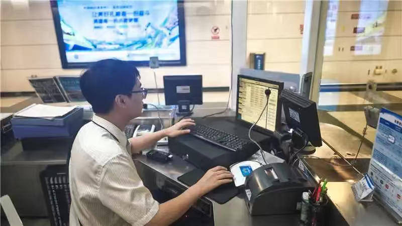 一根牙签“抢”回25万元！一老年乘客手机被“黑”<strong></p>
<p>原油进口权</strong>，地铁值班站长紧急取卡