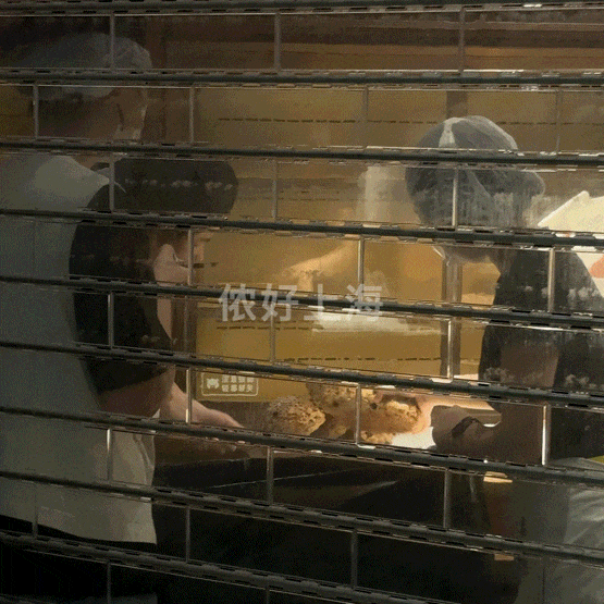 看着心疼<strong></p>
<p>原油进口权</strong>！上海网红店将没卖掉的面包整框扔了？网友吵翻