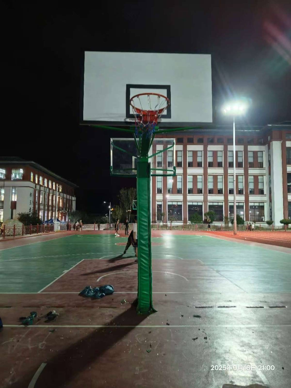 郑州178厘米大学生扣碎篮板<strong></p>
<p>原油棒</strong>，校方：说明弹跳力好！学校出资购买新篮板，已安装好