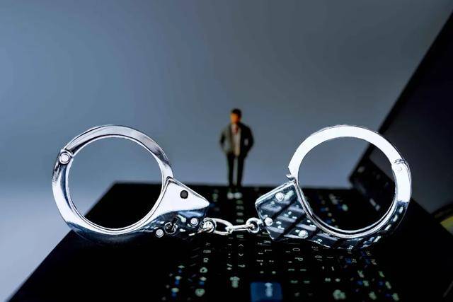 员工一年受贿9000多万<strong></p>
<p>中原油田信息</strong>，互联网大厂如何反腐？