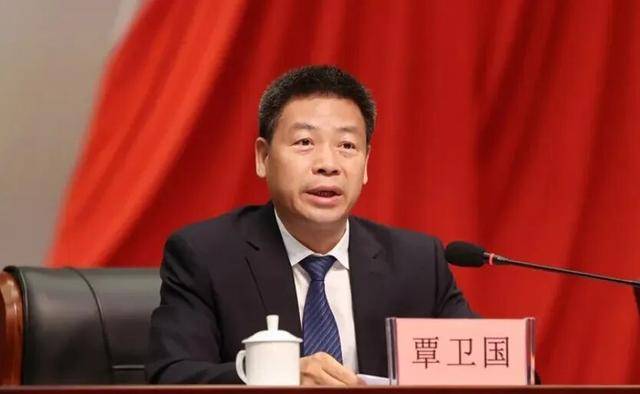 中央批准任省委常委后<strong></p>
<p>中原油田信息</strong>，他被免去副省长职务