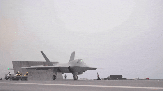 美国成了笑话：歼-35成人类首款电磁弹射五代机<strong></p>
<p>原油苯</strong>，美军在干啥？