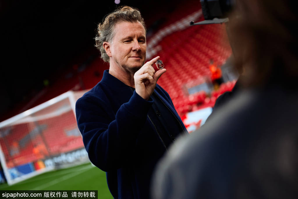 误判!回放显示水晶宫球员碰球出界<strong></p>
<p>石蜡基原油</strong>,利物浦失球的角球应是球门球!