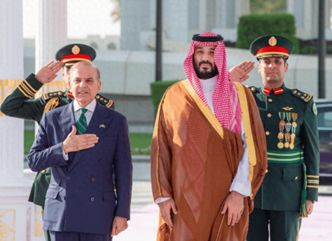 内塔尼亚胡服软了?给中东各国开了个好头<strong></p>
<p>石蜡基原油</strong>,沙特王储这局赌赢了!40 万生命不再悬于一线