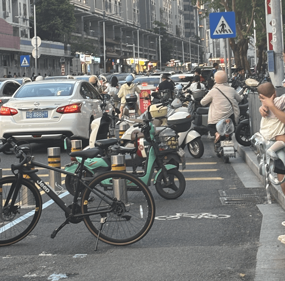 深圳一医院门口被指“举步维艰”<strong></p>
<p>石蜡基原油</strong>!整治后记者实探:仍很堵