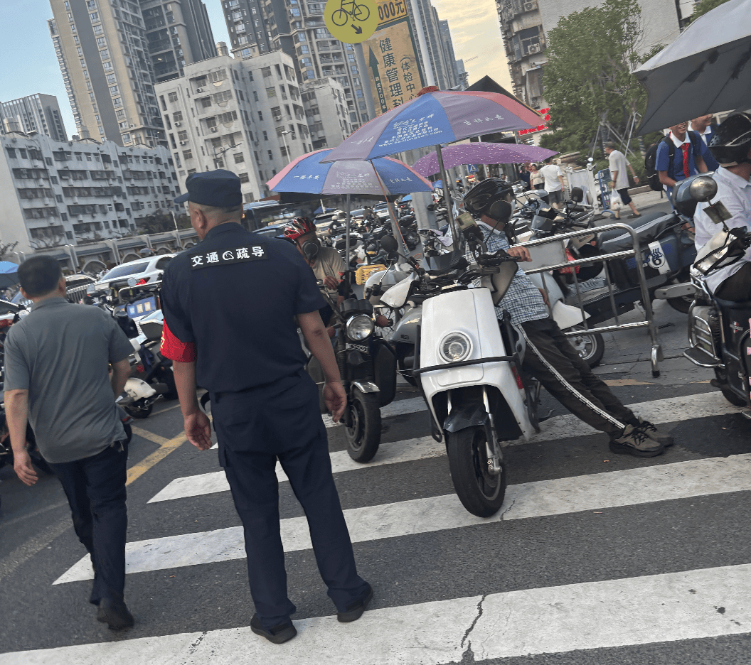 深圳一医院门口被指“举步维艰”<strong></p>
<p>石蜡基原油</strong>!整治后记者实探:仍很堵