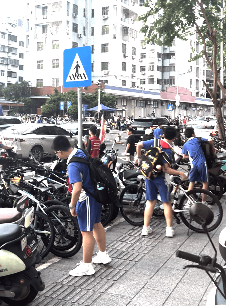 深圳一医院门口被指“举步维艰”<strong></p>
<p>石蜡基原油</strong>!整治后记者实探:仍很堵