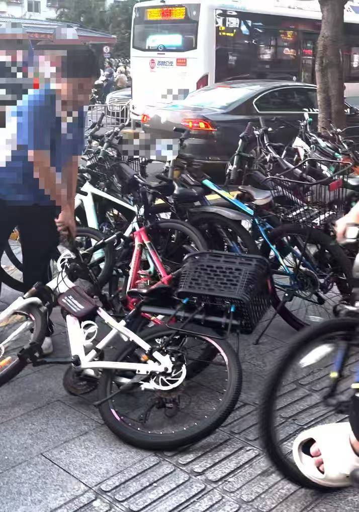 深圳一医院门口被指“举步维艰”<strong></p>
<p>石蜡基原油</strong>!整治后记者实探:仍很堵