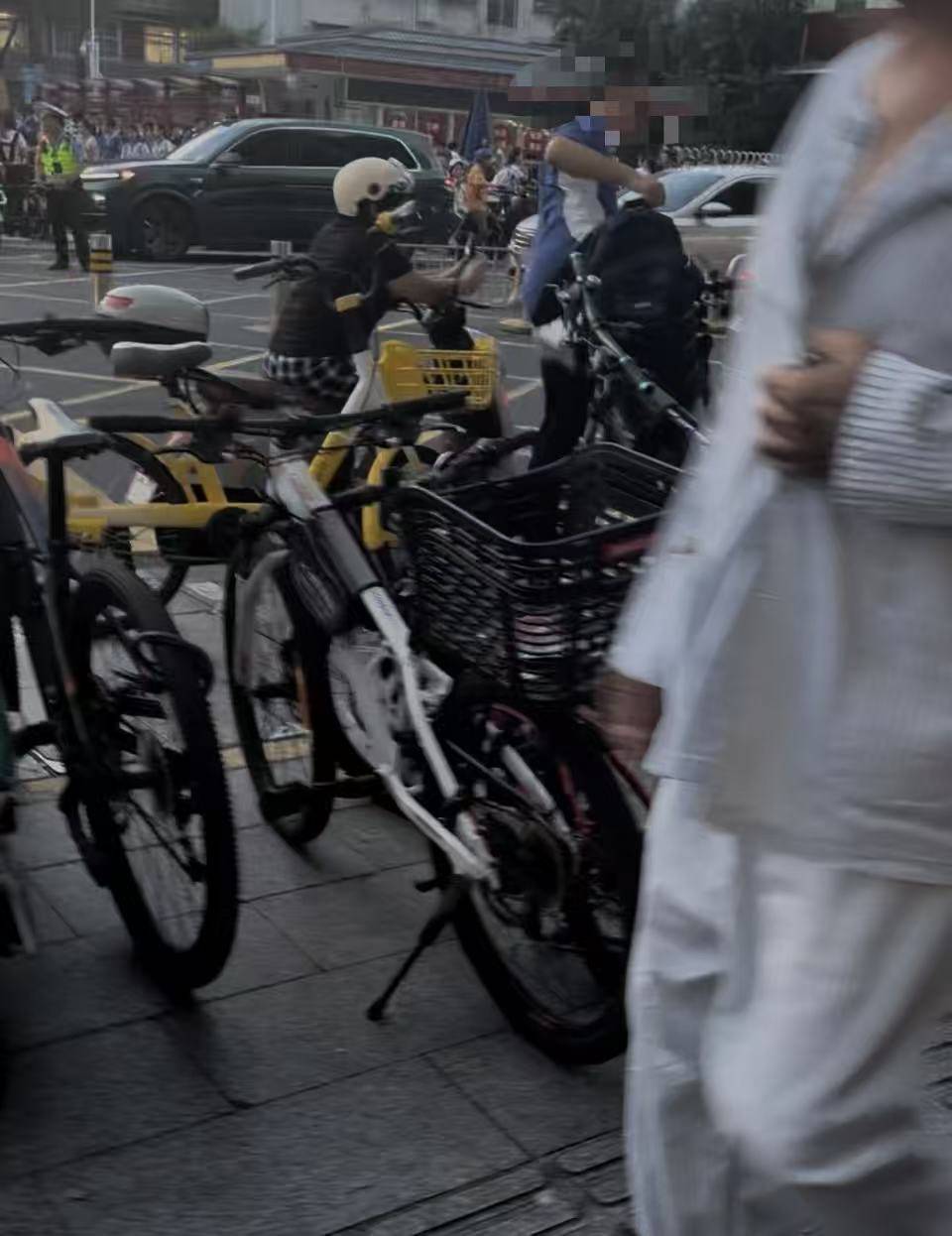 深圳一医院门口被指“举步维艰”<strong></p>
<p>石蜡基原油</strong>!整治后记者实探:仍很堵