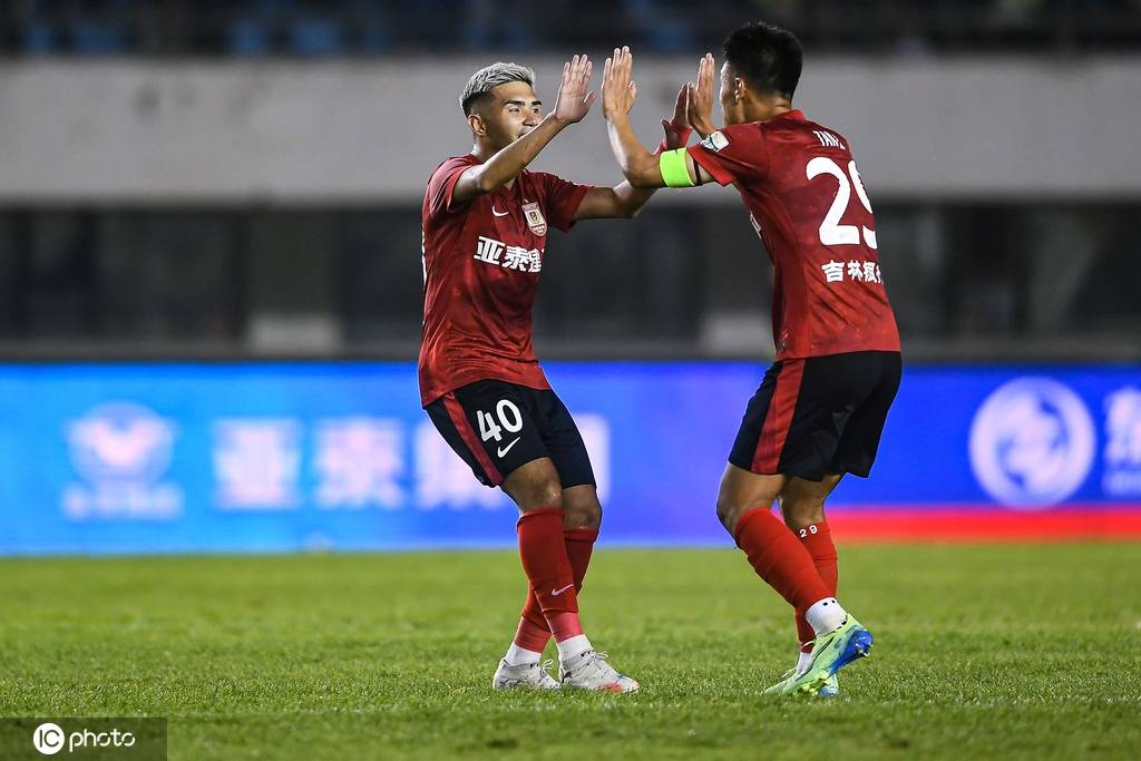 中超-谭龙艾菲尔丁破门 10人亚泰补时连扳两球2-2绝平海牛