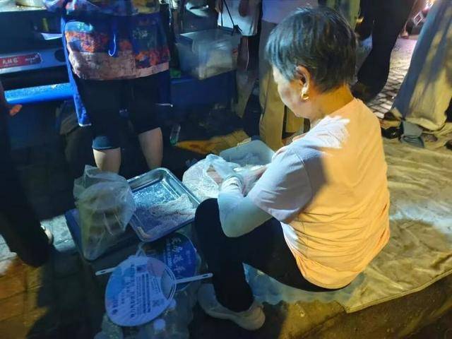 被流量砸中的“鸡排哥”:炸到中暑<strong></p>
<p>石蜡基原油</strong>,每天睡三四个小时,怕辜负顾客不舍得休息