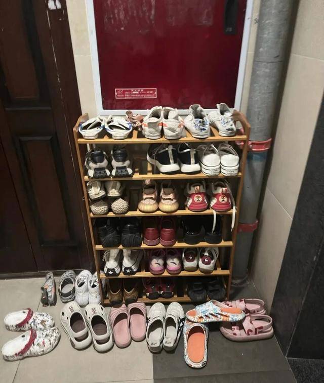 物业“不让门口放鞋子”<strong></p>
<p>爬虫</strong>,门口放鞋柜违法吗?