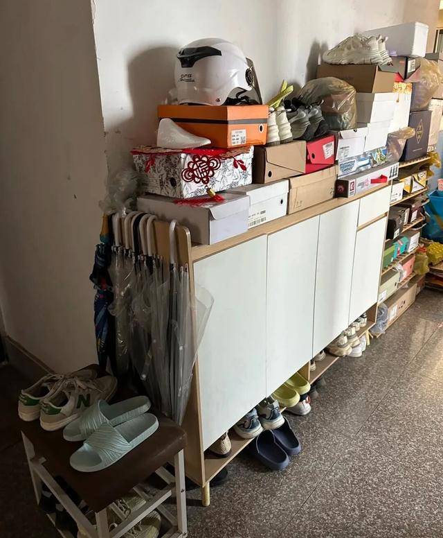 物业“不让门口放鞋子”<strong></p>
<p>爬虫</strong>,门口放鞋柜违法吗?