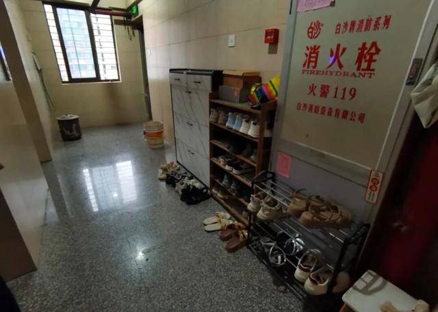 物业“不让门口放鞋子”<strong></p>
<p>爬虫</strong>,门口放鞋柜违法吗?