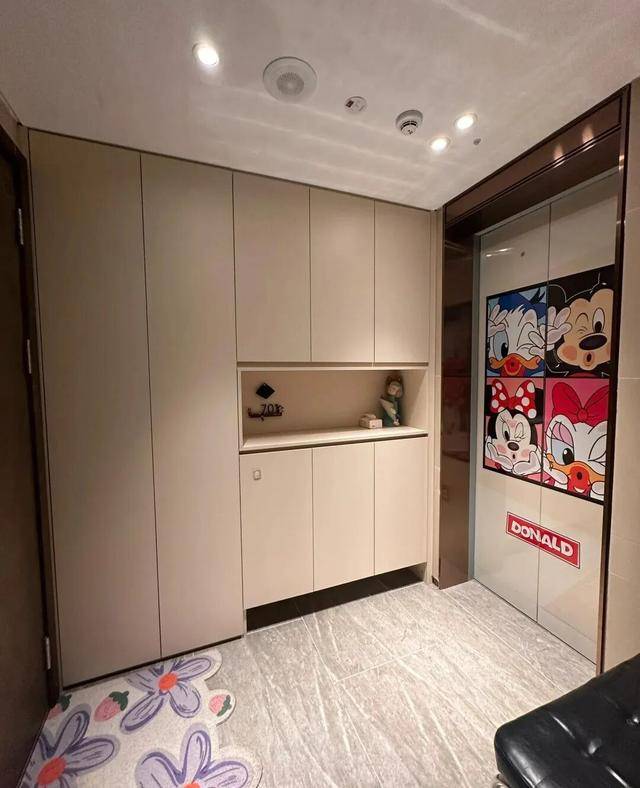 物业“不让门口放鞋子”<strong></p>
<p>爬虫</strong>,门口放鞋柜违法吗?