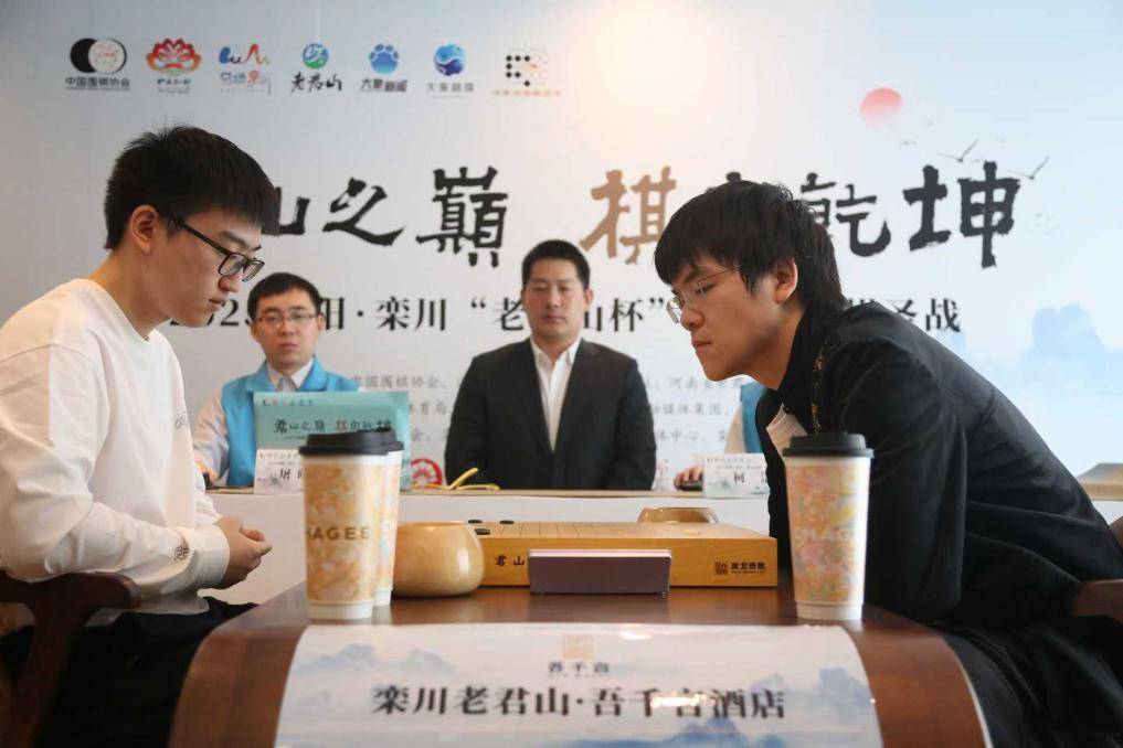 柯洁成就中国围棋棋圣战三连冠 赛后趴在棋盘上掩面哭泣