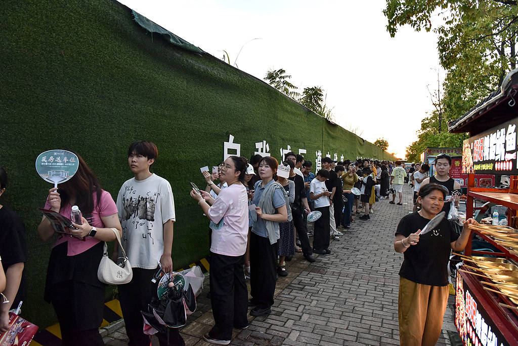 景德镇派专班接“鸡排哥”流量<strong></p>
<p>爬虫</strong>,很难有什么新故事