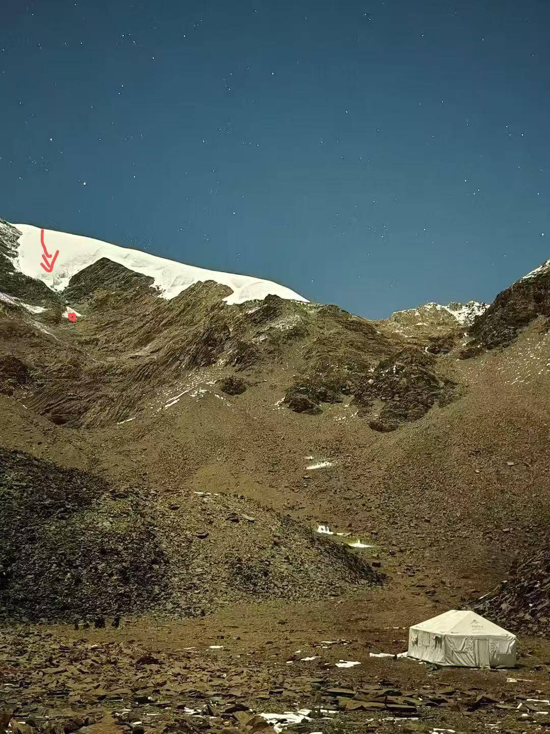 海拔5588米雪山上男子滑坠遇难 亲人：<strong></p>
<p>爬虫</strong>他解开安全绳给同行游客拍照被冰爪绊倒