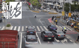 事发上海晚高峰!汹涌车流中<strong></p>
<p>充电</strong>,一男子绝望跳车,直奔民警而去……