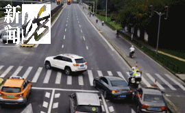 事发上海晚高峰!汹涌车流中<strong></p>
<p>充电</strong>,一男子绝望跳车,直奔民警而去……