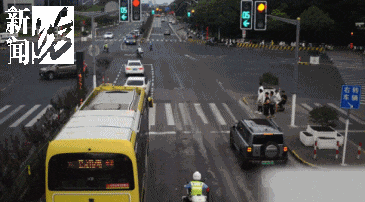 事发上海晚高峰!汹涌车流中<strong></p>
<p>充电</strong>,一男子绝望跳车,直奔民警而去……