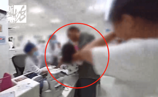 事发上海晚高峰!汹涌车流中<strong></p>
<p>充电</strong>,一男子绝望跳车,直奔民警而去……