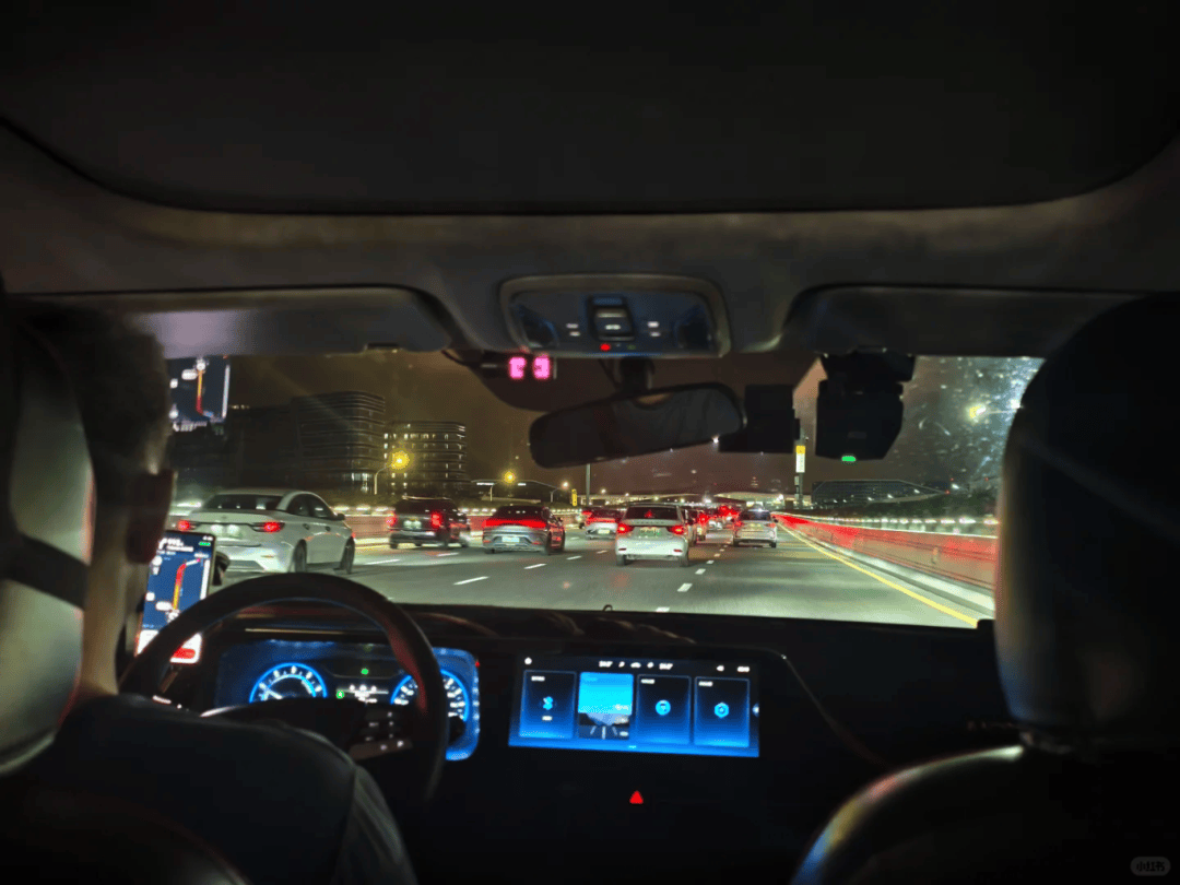 “不亚于春节回家”!凌晨5点<strong></p>
<p>充电</strong>,深圳有人已经堵在路上……