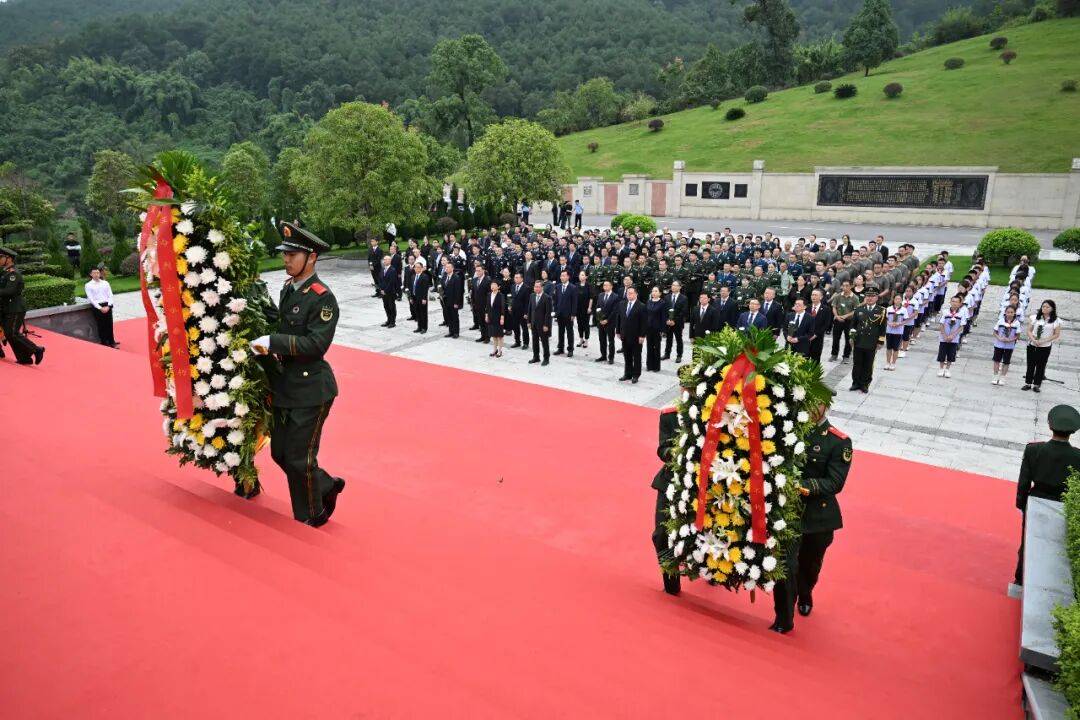 缅怀革命先烈 传承红岩精神 <strong></p>
<p>充电</strong>我区隆重举行烈士纪念日敬献花篮仪式