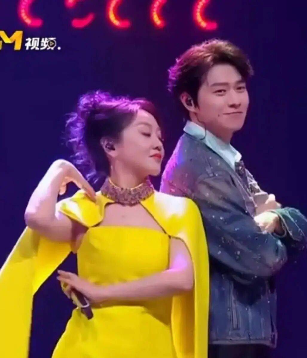 闫妮微醺式演唱再上热搜!35岁爆红后速成大满贯视后<strong></p>
<p>充电</strong>,她是松弛美学的代言人