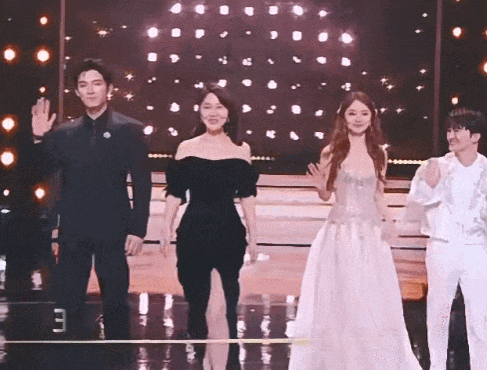 闫妮微醺式演唱再上热搜!35岁爆红后速成大满贯视后<strong></p>
<p>充电</strong>,她是松弛美学的代言人