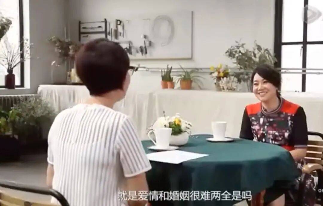 闫妮微醺式演唱再上热搜!35岁爆红后速成大满贯视后<strong></p>
<p>充电</strong>,她是松弛美学的代言人