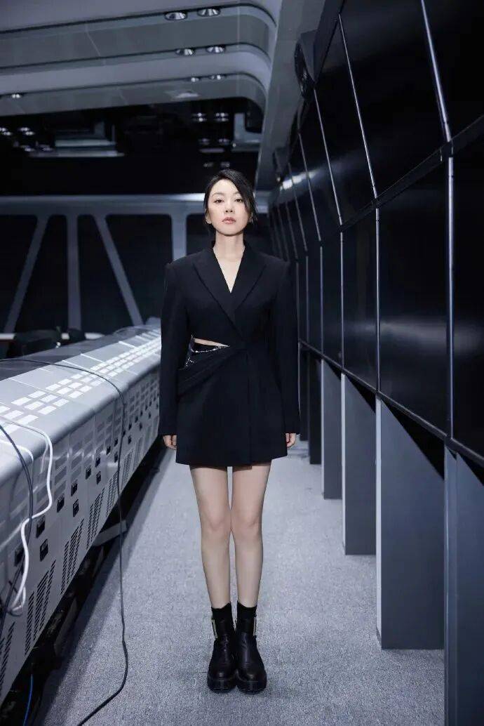 闫妮微醺式演唱再上热搜!35岁爆红后速成大满贯视后<strong></p>
<p>充电</strong>,她是松弛美学的代言人