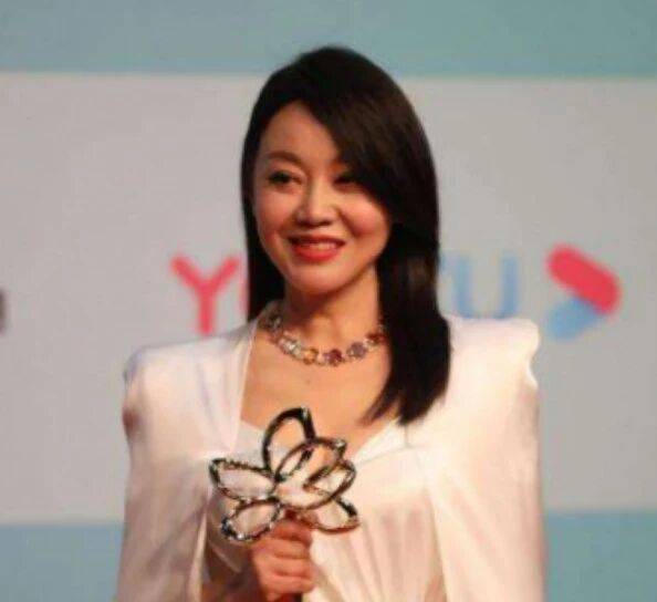 闫妮微醺式演唱再上热搜!35岁爆红后速成大满贯视后<strong></p>
<p>充电</strong>,她是松弛美学的代言人