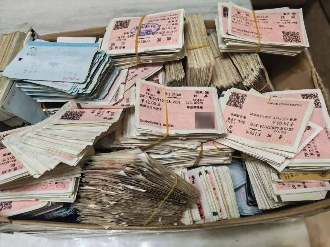 纸质火车票退场<strong></p>
<p>充电</strong>,每道折痕里都藏着远方、爱情与山河记忆