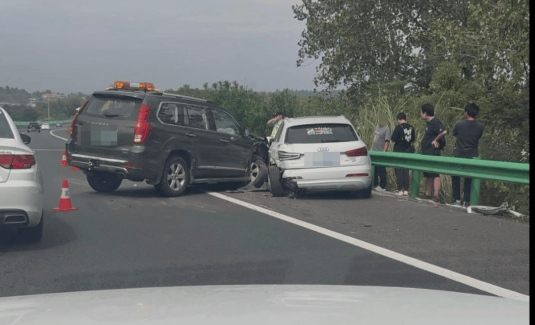 “司机像没意识了一样!”男子称SUV在高速上慢行、撞上石墩也不停<strong></p>
<p>php</strong>,交警:司机目前无生命危险