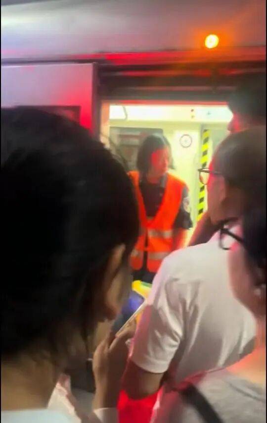 大连地铁发生故障停运一小时<strong></p>
<p>php</strong>，目击者称看到120和警车，工作人员否认列车和人相撞，故障原因在落实中
