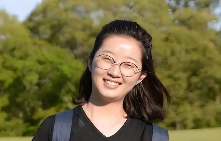 章莹颖男友国庆探望章父并协助直播<strong></p>
<p>php</strong>,网友劝其早点结婚,本人回应