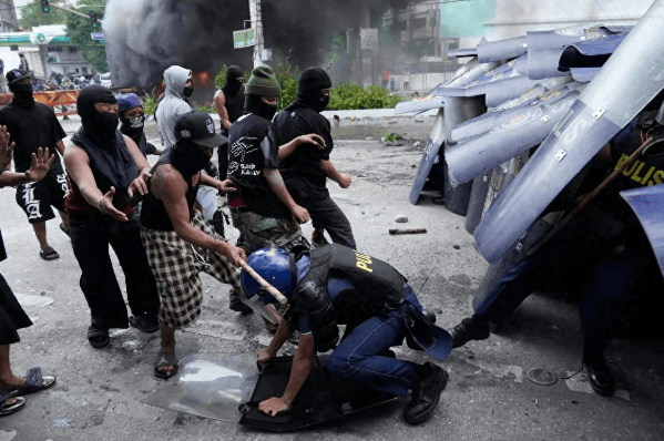 总统府前被烧成火海，总统却下落不明！菲律宾一夜变天，20城全乱了