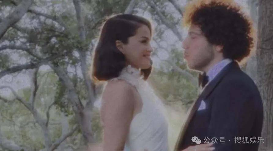 无意还是戏精？她办婚礼，分手多年的他隔空说“我愿意”？