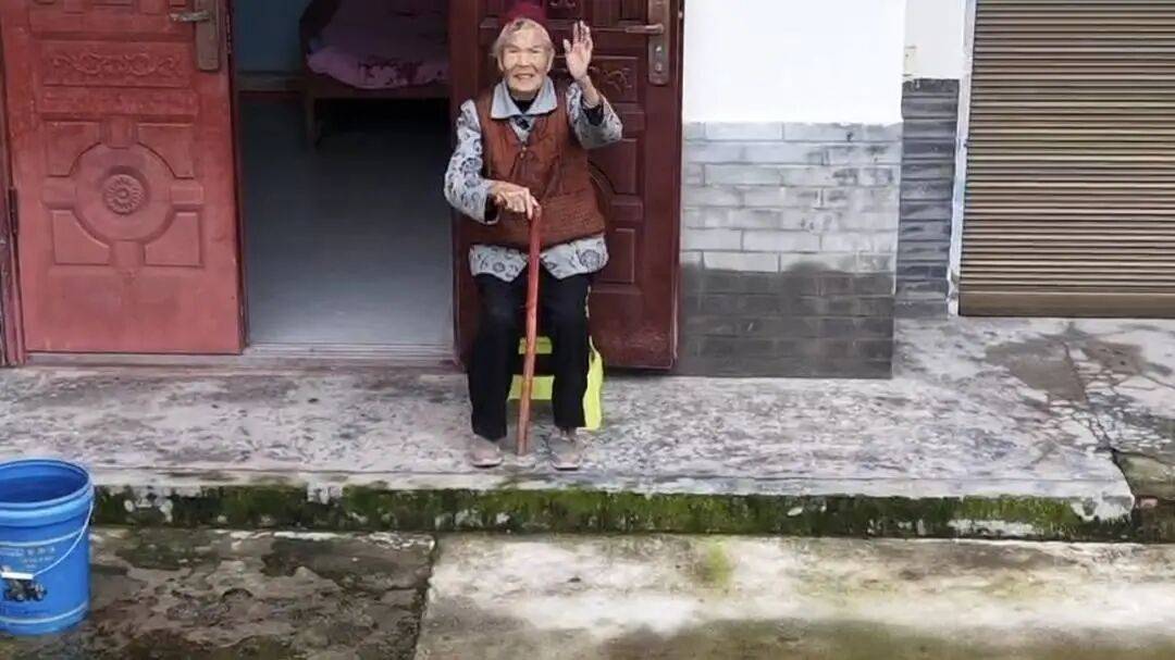 四川巴中男子宴席打包“坨子肉”<strong></p>
<p>XRP行情</strong>,用无人机“空投”给95岁外婆